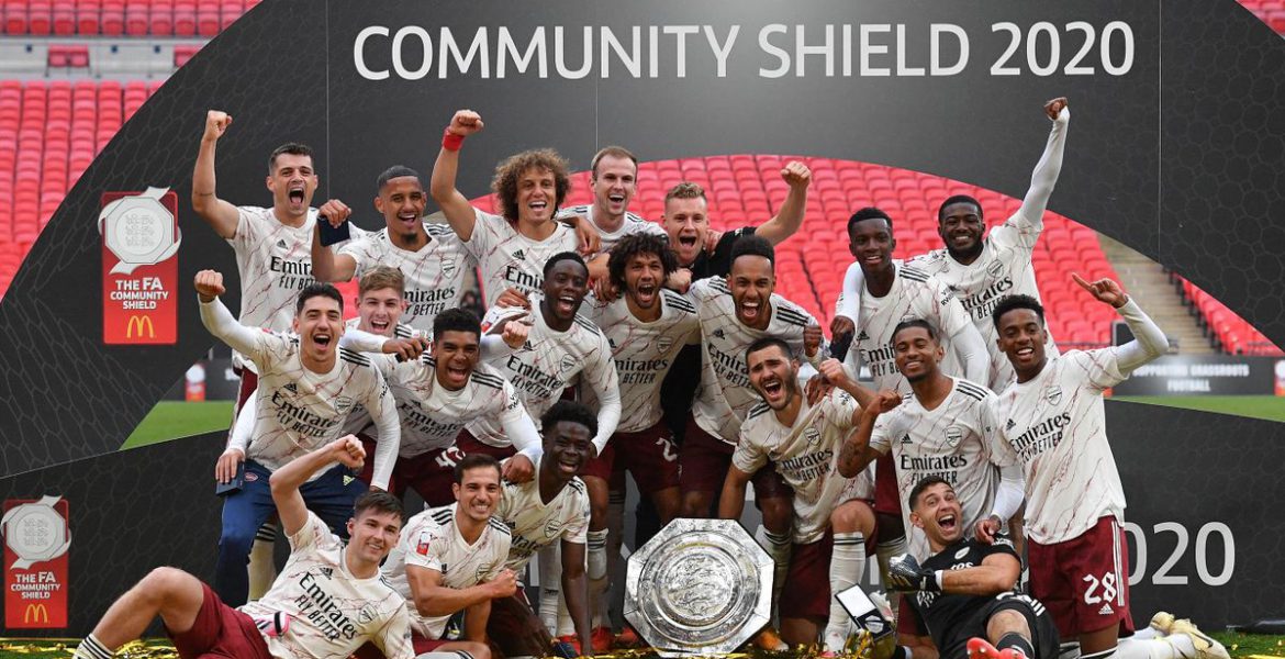 Arsenal lifting Community Shield title